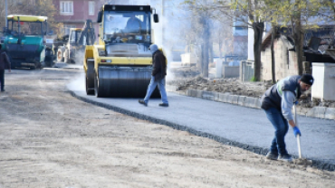 Belediye Başkanımız Hüseyin Doğan bugün  okullar caddesindeki sıcak asfalt çalışmalarını yerinde inceledi