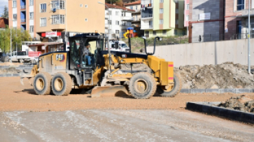 Belediye Başkanımız Hüseyin Doğan bugün  okullar caddesindeki sıcak asfalt çalışmalarını yerinde inceledi