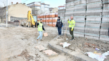 Belediye Başkanımız Hüseyin Doğan bugün  okullar caddesindeki sıcak asfalt çalışmalarını yerinde inceledi