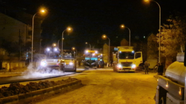 Belediye Başkanımız Hüseyin Doğan, gece saat 23:00 sıralarında devam eden sıcak asfalt çalışmalarında vatandaşlarla bir araya gelerek bilgilendirmelerde bulundu.