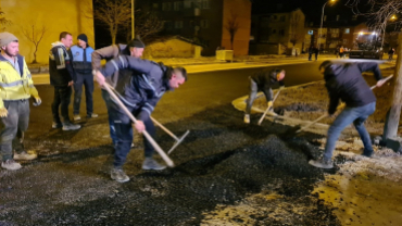 Belediye Başkanımız Hüseyin Doğan, gece saat 23:00 sıralarında devam eden sıcak asfalt çalışmalarında vatandaşlarla bir araya gelerek bilgilendirmelerde bulundu.