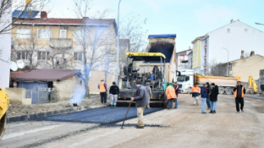 Belediye Başkanımız Hüseyin Doğan bugün  okullar caddesindeki sıcak asfalt çalışmalarını yerinde inceledi