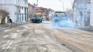 Belediye Başkanımız Hüseyin Doğan bugün  okullar caddesindeki sıcak asfalt çalışmalarını yerinde inceledi