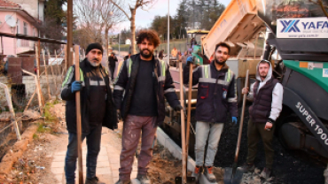 sıcak asfalt çalışmalarında eski hastane yolu - karayolları gece mesaisi tamamlandı.