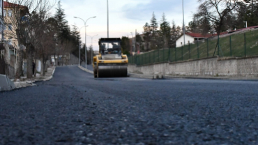 sıcak asfalt çalışmalarında eski hastane yolu - karayolları gece mesaisi tamamlandı.