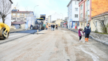 Belediye Başkanımız Hüseyin Doğan bugün  okullar caddesindeki sıcak asfalt çalışmalarını yerinde inceledi