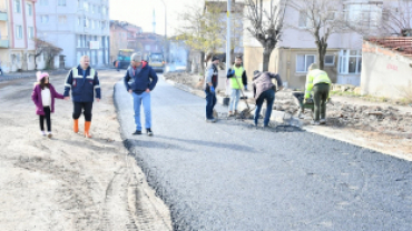 Belediye Başkanımız Hüseyin Doğan bugün  okullar caddesindeki sıcak asfalt çalışmalarını yerinde inceledi