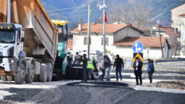 Belediye Başkanımız Hüseyin Doğan, bugün Karayolları mevkiinde, sıcak asfalt atımının ve zemin hazırlığının tamamlanmamış olduğu için ertelenen bölgelerde incelemelerde bulundu.