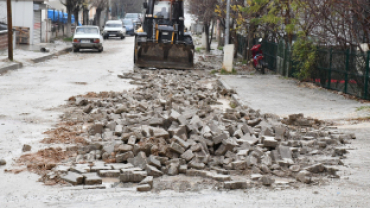 Sıcak asfalt atma çalışmaları kapsamında, Market 91'in arkasındaki yoldan başlayarak Sağlık Ocağı Güzerhanı'nda parke taşı kaldırma ve zemin hazırlama çalışmalarımız sürüyor.