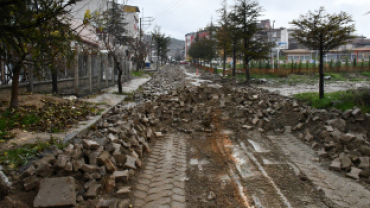 Sıcak asfalt atma çalışmaları kapsamında, Market 91'in arkasındaki yoldan başlayarak Sağlık Ocağı Güzerhanı'nda parke taşı kaldırma ve zemin hazırlama çalışmalarımız sürüyor.