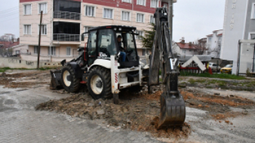 Sıcak asfalt atma çalışmaları kapsamında, Market 91'in arkasındaki yoldan başlayarak Sağlık Ocağı Güzerhanı'nda parke taşı kaldırma ve zemin hazırlama çalışmalarımız sürüyor.