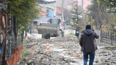 Sıcak asfalt atma çalışmaları kapsamında, Market 91'in arkasındaki yoldan başlayarak Sağlık Ocağı Güzerhanı'nda parke taşı kaldırma ve zemin hazırlama çalışmalarımız sürüyor.