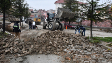 Sıcak asfalt atma çalışmaları kapsamında, Market 91'in arkasındaki yoldan başlayarak Sağlık Ocağı Güzerhanı'nda parke taşı kaldırma ve zemin hazırlama çalışmalarımız sürüyor.