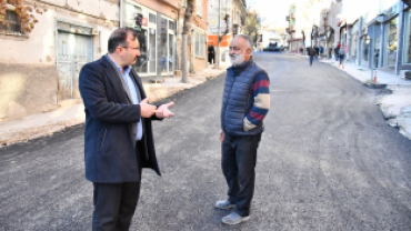 Belediye Başkanımız Hüseyin Doğan, bugün Kaynarca'dan başlayıp çarşı içinde devam eden sıcak asfalt çalışmalarını bizzat yerinde inceledi.