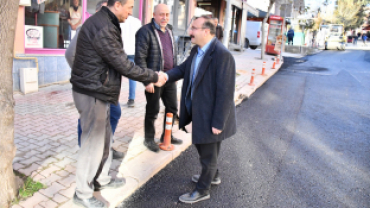 Belediye Başkanımız Hüseyin Doğan, bugün Kaynarca'dan başlayıp çarşı içinde devam eden sıcak asfalt çalışmalarını bizzat yerinde inceledi.