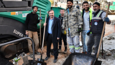 Belediye Başkanımız Hüseyin Doğan, bugün Kaynarca'dan başlayıp çarşı içinde devam eden sıcak asfalt çalışmalarını bizzat yerinde inceledi.