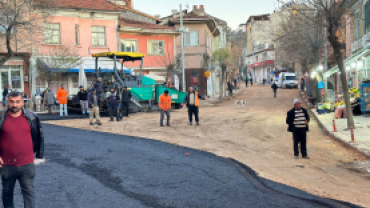 Belediye Başkanımız Hüseyin Doğan, bugün Kaynarca'dan başlayıp çarşı içinde devam eden sıcak asfalt çalışmalarını bizzat yerinde inceledi.