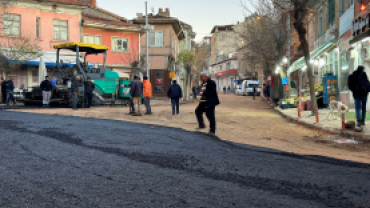 Belediye Başkanımız Hüseyin Doğan, bugün Kaynarca'dan başlayıp çarşı içinde devam eden sıcak asfalt çalışmalarını bizzat yerinde inceledi.