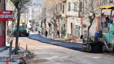 Belediye Başkanımız Hüseyin Doğan, bugün Kaynarca'dan başlayıp çarşı içinde devam eden sıcak asfalt çalışmalarını bizzat yerinde inceledi.