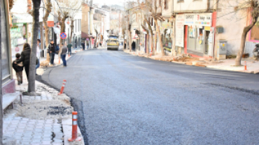 Belediye Başkanımız Hüseyin Doğan, bugün Kaynarca'dan başlayıp çarşı içinde devam eden sıcak asfalt çalışmalarını bizzat yerinde inceledi.