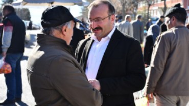 Emet Belediye Başkanımız Hüseyin Doğan, Salı Pazarında esnaf ve vatandaşlarla bir araya geldi