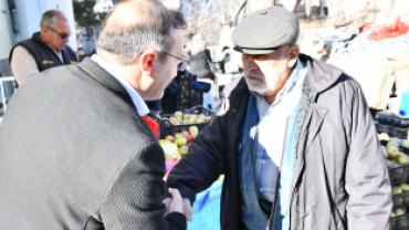 Emet Belediye Başkanımız Hüseyin Doğan, Salı Pazarında esnaf ve vatandaşlarla bir araya geldi