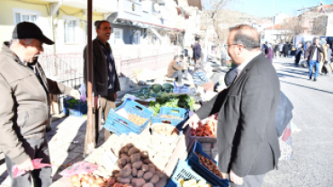 Emet Belediye Başkanımız Hüseyin Doğan, Salı Pazarında esnaf ve vatandaşlarla bir araya geldi