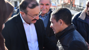 Emet Belediye Başkanımız Hüseyin Doğan, Salı Pazarında esnaf ve vatandaşlarla bir araya geldi