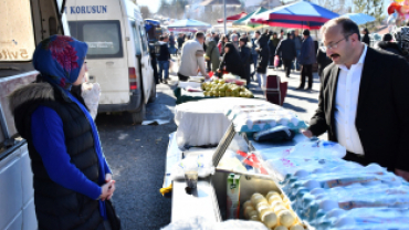 Emet Belediye Başkanımız Hüseyin Doğan, Salı Pazarında esnaf ve vatandaşlarla bir araya geldi