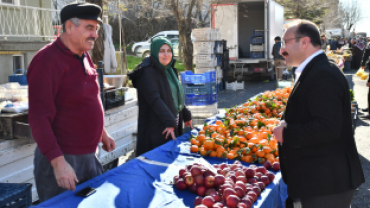 Emet Belediye Başkanımız Hüseyin Doğan, Salı Pazarında esnaf ve vatandaşlarla bir araya geldi