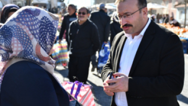 Emet Belediye Başkanımız Hüseyin Doğan, Salı Pazarında esnaf ve vatandaşlarla bir araya geldi