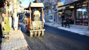 Belediye Başkanımız Hüseyin Doğan, bugün Kaynarca'dan başlayıp çarşı içinde devam eden sıcak asfalt çalışmalarını bizzat yerinde inceledi.