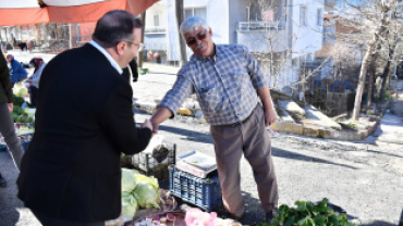 Emet Belediye Başkanımız Hüseyin Doğan, Salı Pazarında esnaf ve vatandaşlarla bir araya geldi