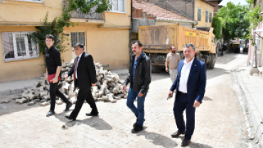 Ara Sokak ve Caddelerde Parke Taşı Döşeme Çalışmaları Devam Ediyor