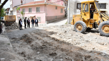 Ara Sokak ve Caddelerde Parke Taşı Döşeme Çalışmaları Devam Ediyor