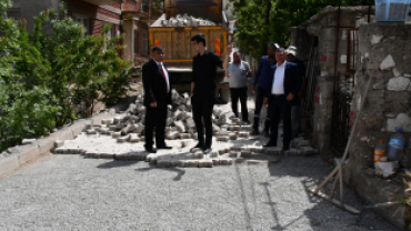 Ara Sokak ve Caddelerde Parke Taşı Döşeme Çalışmaları Devam Ediyor