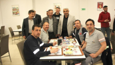 BAŞKANLAR İŞÇİLERLE SAHUR YAPTILAR
