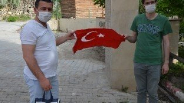 Emet Belediyemizden Sağlık Ordumuza 101. Yılında Türk Bayrağı Hediyesi