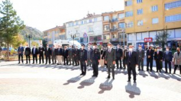 Cumhuriyetimizin kuruluşunun 98. yılında Kutlama Programları Hükümet Meydanında Atatürk anıtına Çelenk Koyma Töreni İle Başladı