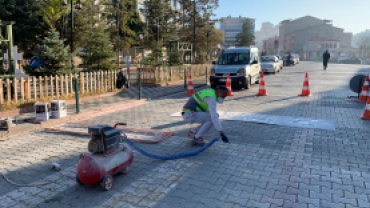 Emet Belediyemiz Fen işleri ve Zabıta amirliği koordinesinde ilçede bulunan yaya geçitlerinde boyama çalışması yürütülüyor...