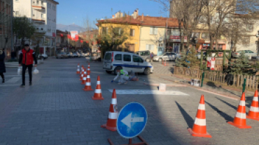 Emet Belediyemiz Fen işleri ve Zabıta amirliği koordinesinde ilçede bulunan yaya geçitlerinde boyama çalışması yürütülüyor...